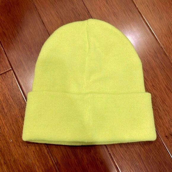 Levi's Slouchy Neon Patched Logo Beanie | Yellow Green | Skate Surf Snowboard - Picture 2 of 2